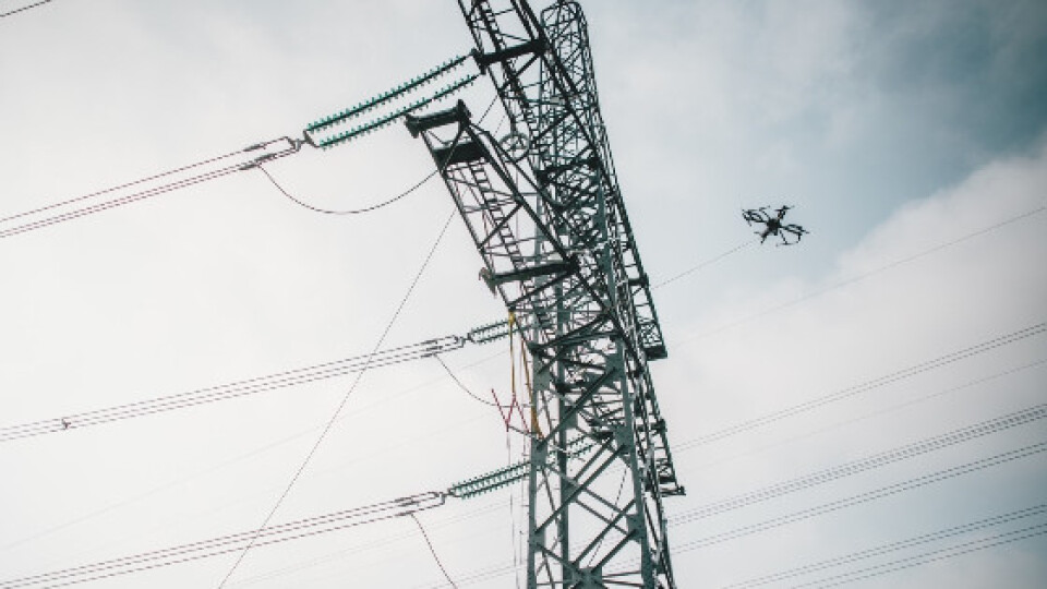 suspending-power-lines-using-neo-drone-2.jpg
